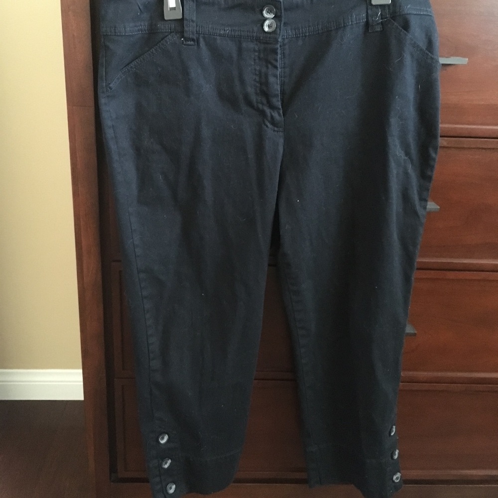 Button accent at bottom of leg Black capris 16P